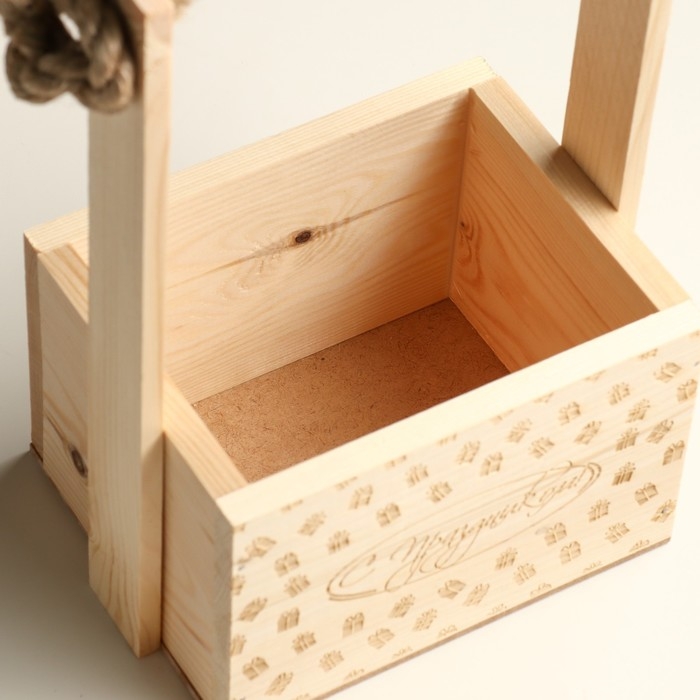 Кашпо деревянное, 15×12×8(25) см  Кашпо деревянное, 15×12×8(25) см "С Праздником!", ручка верёвка, гравировка