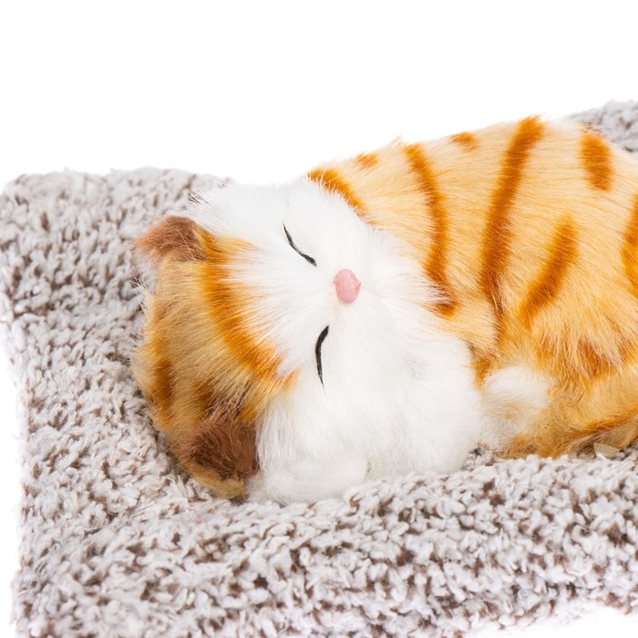 Игрушка на панель авто, кошечка на подушке, бело-рыжий окрас Игрушка на панель авто, кошечка на подушке, бело-рыжий окрас