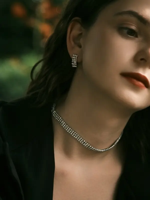 Набор 2 предмета: серьги, чокер &laquo;Лёд&raquo;, три ряда, белый в серебре, 30 см