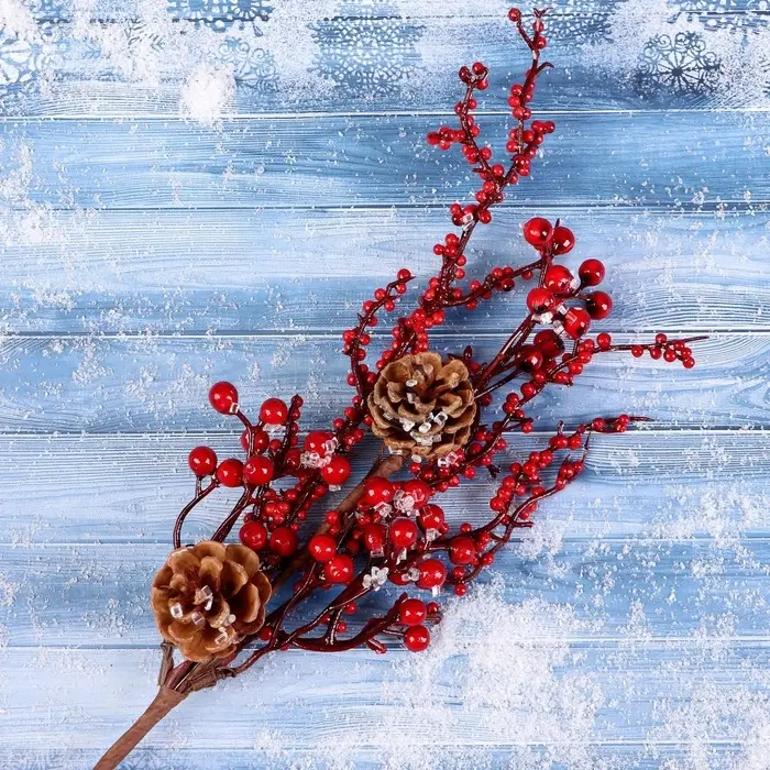 Еловая ветка декоративная &laquo;Зимнее волшебство. Очарование&raquo;, шишки, замёрзшие ягоды, 35 см
