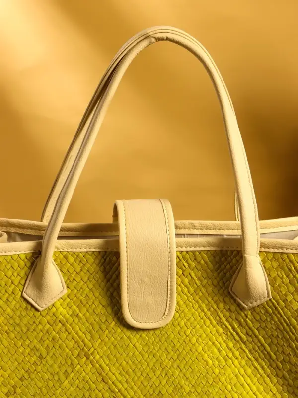 Сумка плетёная на застёжке из пандана 41х16х50 см, жёлто-белый