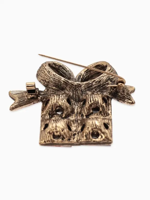 Брошь &laquo;Подарок&raquo;, с бантиком, красная, белый в чернёном золоте