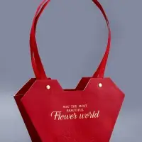 Сумка для цветов тиснение красная, &laquo;Самой прекрасной&raquo;, влагостойкая, 23&times;15&times;9 см