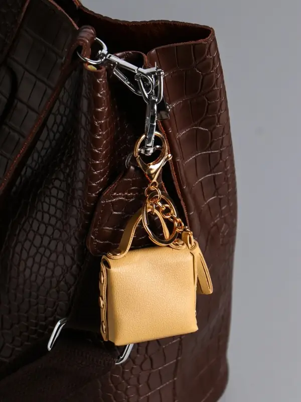 Брелок кожзам с карабином, с кистью Брелок кожзам с карабином, с кистью "Сумочка. Котик" сливочный 5х2,5х6 см