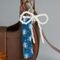 Брелок на карабине с джинс. ремешком "Жемчужный бант и бабочка" бусины d=0,5 см 15х10,5х1 см 10904 Брелок на карабине с джинс. ремешком "Жемчужный бант и бабочка" бусины d=0,5 см 15х10,5х1 см 10904