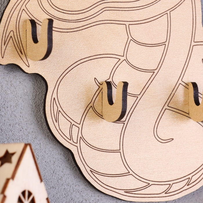 Новый год. Ключница с символом года Новый год. Ключница с символом года "Недовольная змея", 14,5 х 15,2 х 3 см