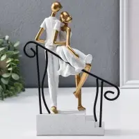Сувенир полистоун "Парочка стоит у перил" бело-золотой 5,5х20х26,5 см