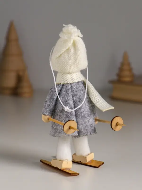 Кукла интерьерная "Малыш на лыжах" бело-серый 7,5х4х14 см