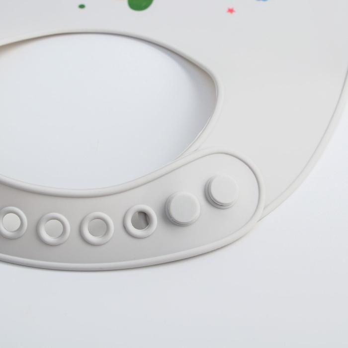 Нагрудник силиконовый, на кнопках, с карманом «Кит», цвет серый/белый Нагрудник силиконовый, на кнопках, с карманом «Кит», цвет серый/белый