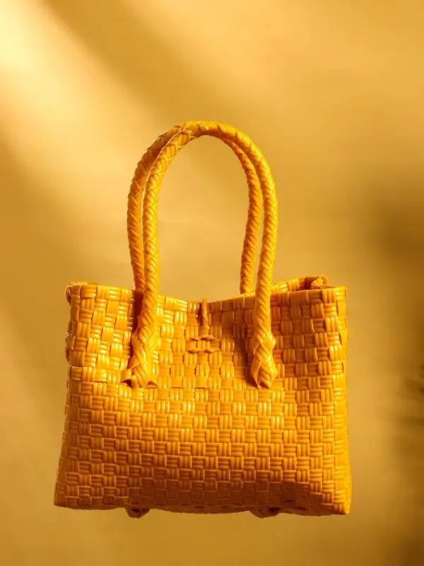 Сумка плетёная пластиковая 23х11х30 см, цв. жёлтый Сумка плетёная пластиковая 23х11х30 см, цв. жёлтый