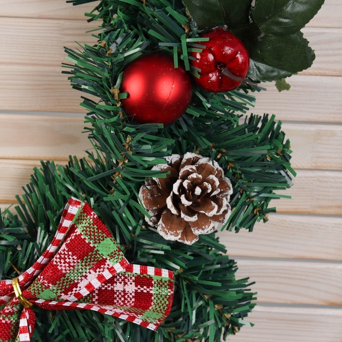 Венок новогодний d-40 см  Венок новогодний d-40 см "Яркая сказка" листья шишки банты