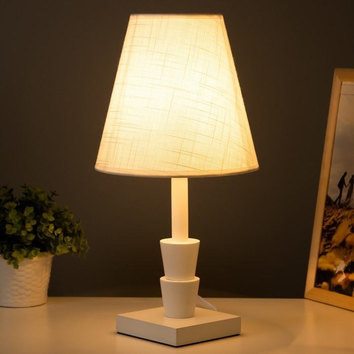 Настольная лампа Настольная лампа "Ульн" E27 40Вт белый 19,5х19,5х38 см RISALUX