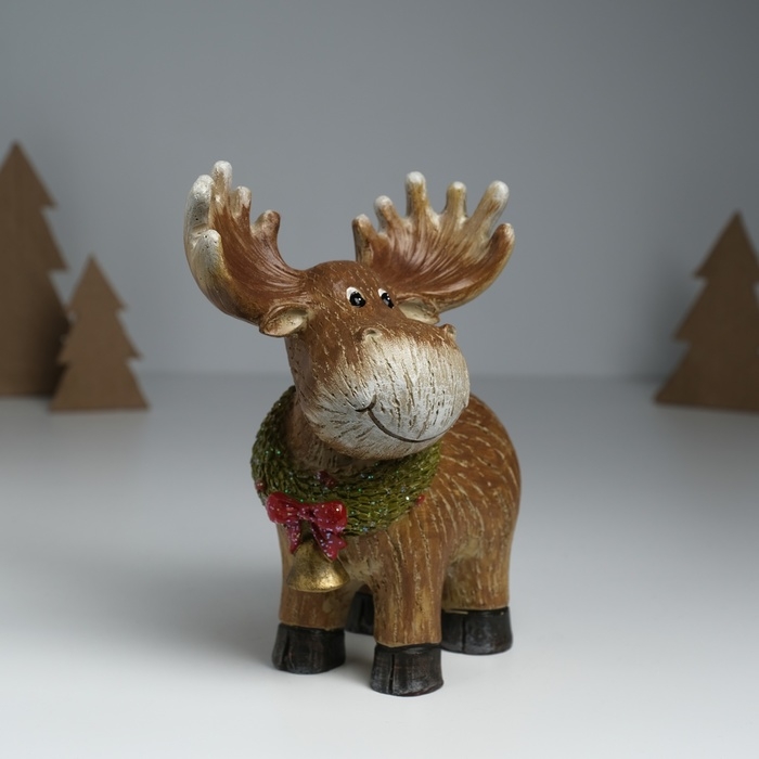 Сувенир полистоун Сувенир полистоун "Лосик Улыбка в еловом венке с ягодками и колокольчиком" 15,5х9х17,5 см