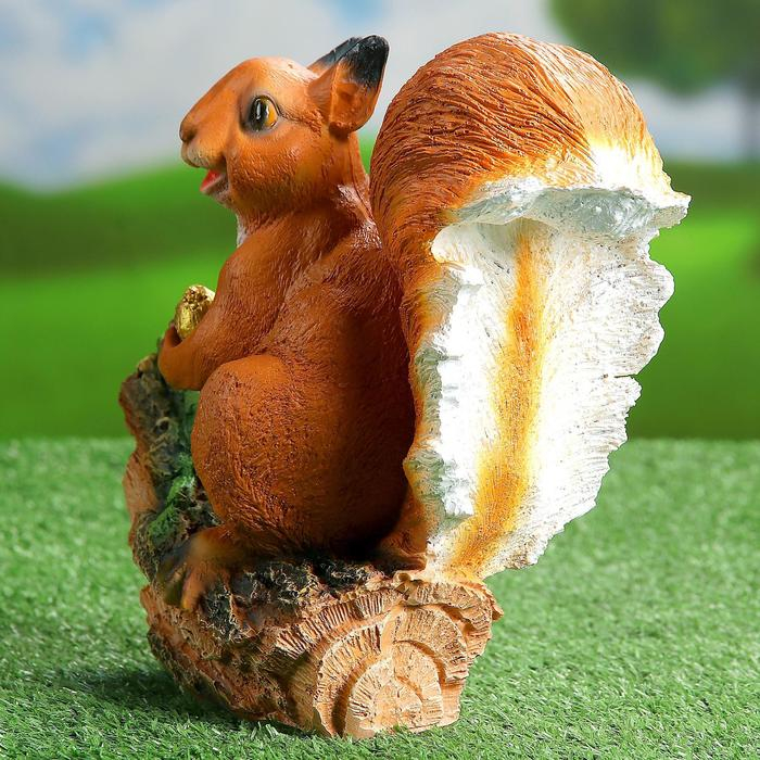 Садовая фигура  Садовая фигура "Белочка с орешком на пне" 25х12х23см