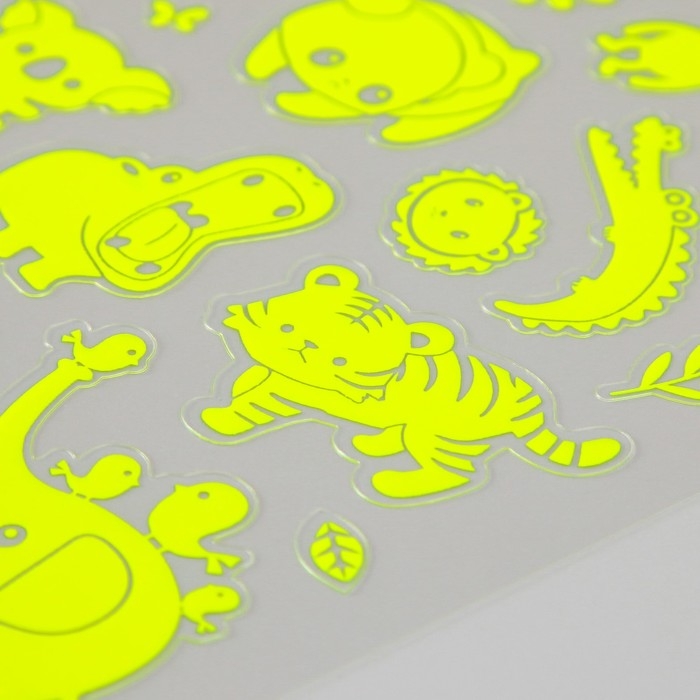 Наклейка пластик фосфорная Наклейка пластик фосфорная "Удивительные животные" МИКС 27х15,5 см