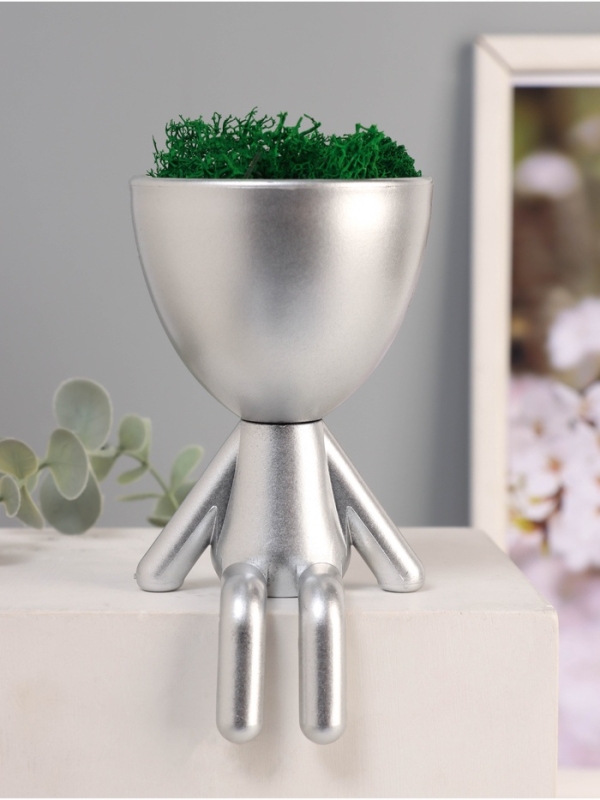 Кашпо пластиковое "Мистер Грин сидит" 13*9*7,3 см серебро