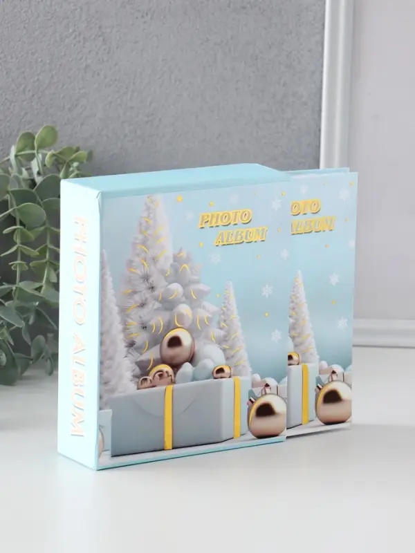 Фотоальбом на 40 фото 10х15 см Фотоальбом на 40 фото 10х15 см "Подарки у ёлочки" в коробке тисн.золото 4,7х14х17 см