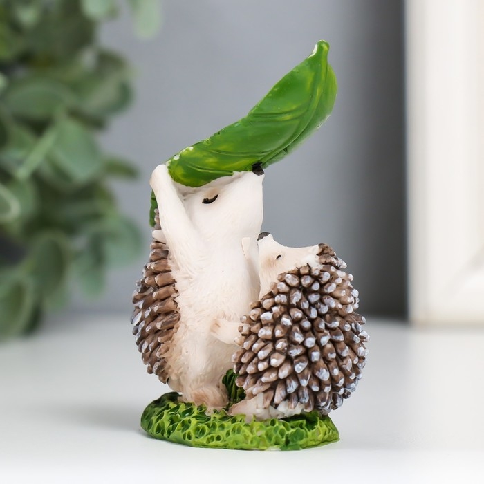 Сувенир полистоун  Сувенир полистоун "Ежиха с ежонком под листиком" 7,8х5,3х3,4 см