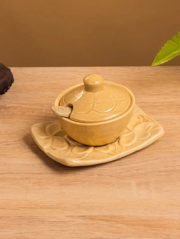 Соусник с крышкой на подставке «Классика», 11×8×7 см, керамика, бежевый Соусник с крышкой на подставке «Классика», 11×8×7 см, керамика, бежевый