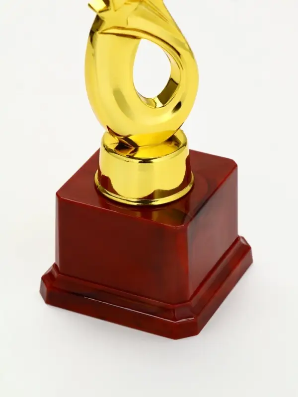 Наградная фигура Наградная фигура "4 звезды" на красной подставке КОРОБКА