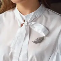 Брошь &laquo;Перо&raquo;, со стразами, белая в серебре