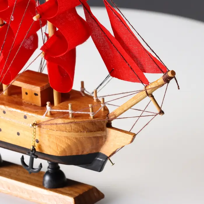 Сувенирная модель корабля &laquo;Дакия&raquo;, борта светлое дерево, паруса алые, 5&times;23&times;22 см