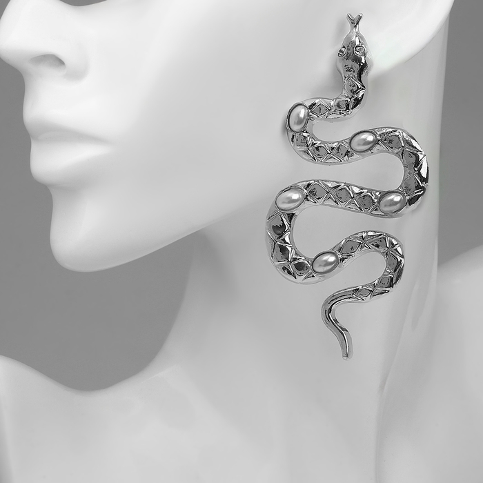Новый год! Символ года 2025! Серьги с жемчугом «Змея» таинственная, цвет серебро Новый год! Символ года 2025! Серьги с жемчугом «Змея» таинственная, цвет серебро