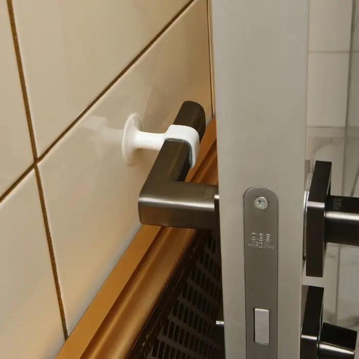 Дверной ограничитель LOCKLAND на ручку, d=15 мм, h=50 мм, цвет белый, 1 шт. Дверной ограничитель LOCKLAND на ручку, d=15 мм, h=50 мм, цвет белый, 1 шт.