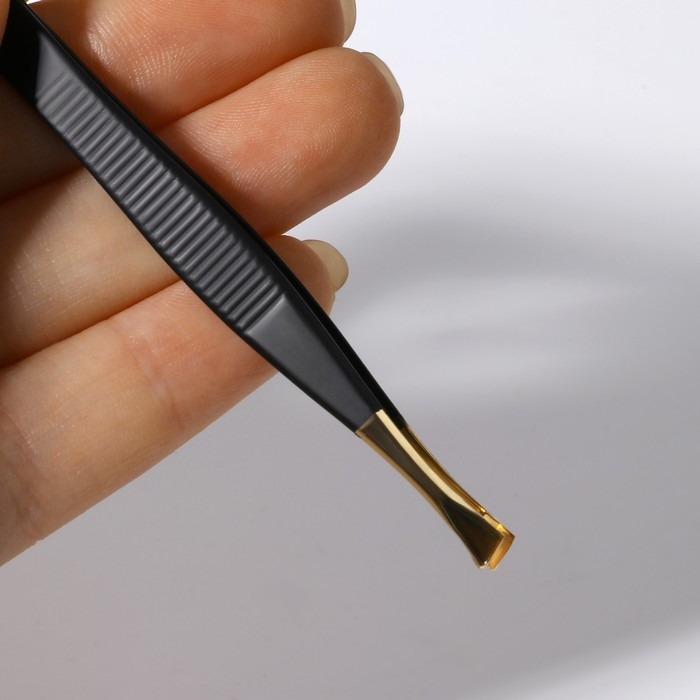 Пинцет скошенный, узкий, 8,5 см, цвет чёрный/золотистый Пинцет скошенный, узкий, 8,5 см, цвет чёрный/золотистый