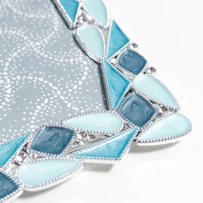 Фоторамка пластик под металл 15х20 см Фоторамка пластик под металл 15х20 см "Геометрия" серебро и голубой перламутр 24,5х19,5х1 см 47809