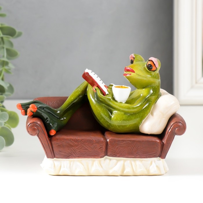 Сувенир полистоун лак Сувенир полистоун лак "Лягуха отдыхает в кресле с газетой/кружкой" МИКС 10,5х14х6 см