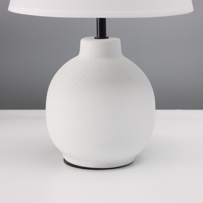 Лампа настольная Лампа настольная "Луиза" 1х40Вт Е27 белый 25х25х38,,5см