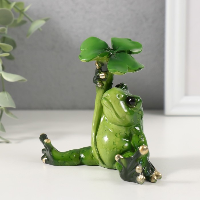 Сувенир полистоун лак Сувенир полистоун лак "Лягушонок сидит под листиком" 8,8х5,5х8,5 см