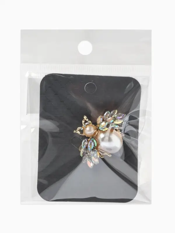 Брошь &laquo;Жук&raquo; роскошный, жемчуг, кристаллы, цвет белый радужный в золоте