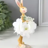 Сувенир полистоун "Зайка в цветочной юбочке, с капустой" 4,8х4,5х15,2 см