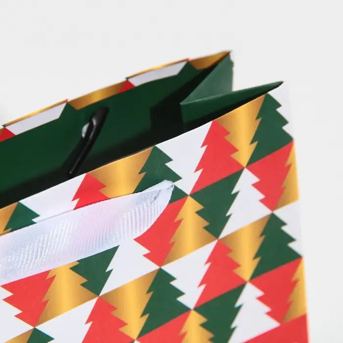 Пакет подарочный новогодний ламинированный «Ёлки», 15 х 12 х 5.5 см