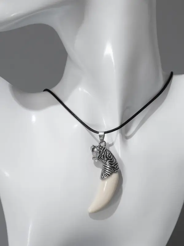 Кулон унисекс &laquo;Клык тигра&raquo;, белый в чернёном серебре на чёрном шнурке, 40 см