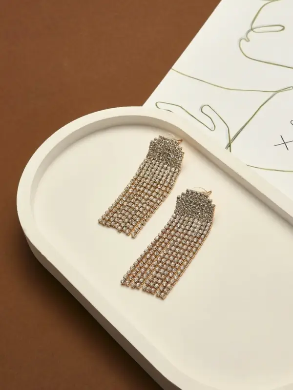 Серьги висячие со стразами &laquo;Водопад&raquo;, мягкий квадрат, белые в золоте