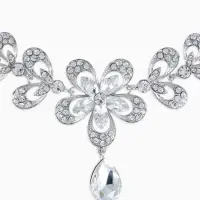 Набор 2 предмета: серьги, колье, цветок, белый в серебре, 45 см