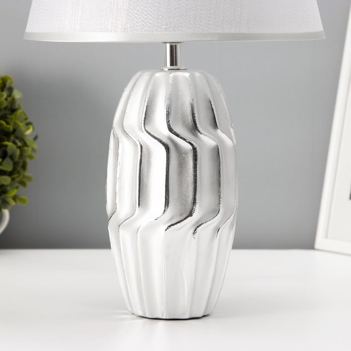 Настольная лампа с абажуром RISALUX «Венди», Е14, 40 Вт, серебристый, 25×25×40 см Настольная лампа с абажуром RISALUX «Венди», Е14, 40 Вт, серебристый, 25×25×40 см