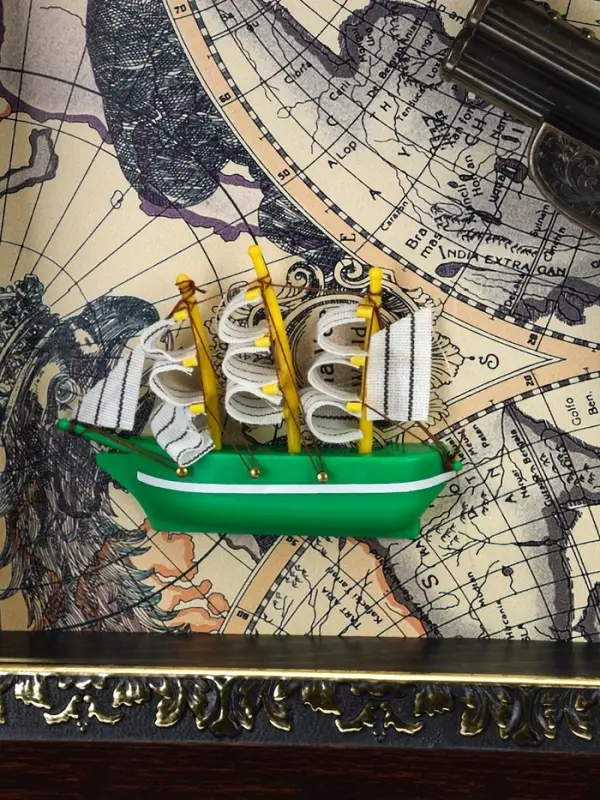 Сувенирное изделие - панно настенное в раме "Карта. Револьвер и корабль" 26х36х5 см