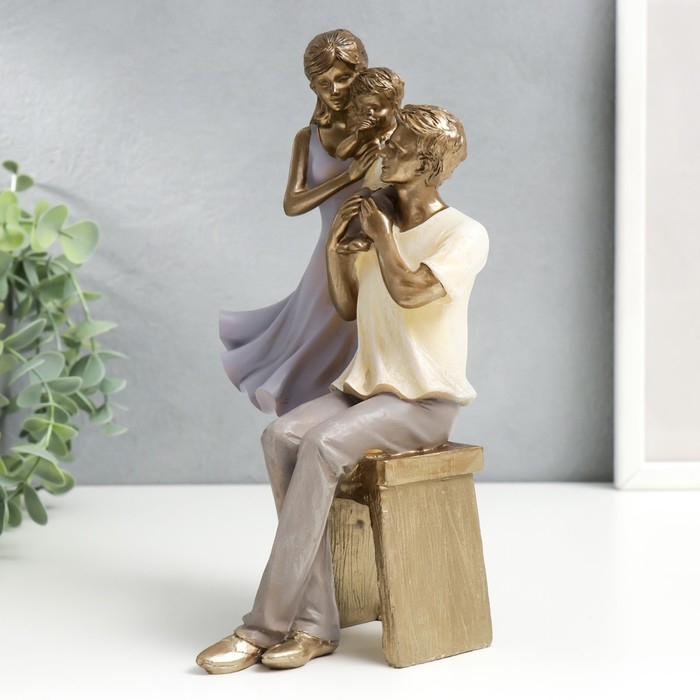 Сувенир полистоун Сувенир полистоун "Молодая семья" бело-сиреневый под бронзу 23х13х13,5 см