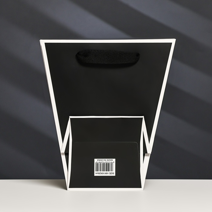 Пакет-переноска для цветов 10 × 10 × 20 х 18 см, черный с каймой Пакет-переноска для цветов 10 × 10 × 20 х 18 см, черный с каймой