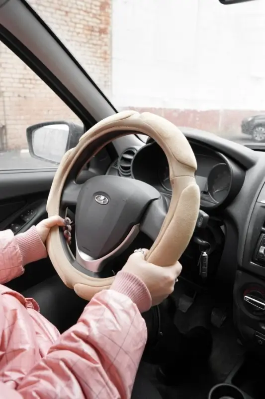 Спонжевая оплетка руля AVS SP-426M-BE ( размер M, бежевый) - Серия "Sponge"