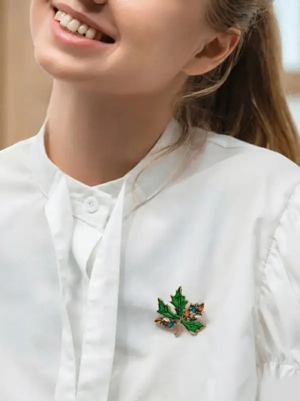 Брошь &laquo;Лист кленовый&raquo;, стеклянный, зелёная в чернёном золоте