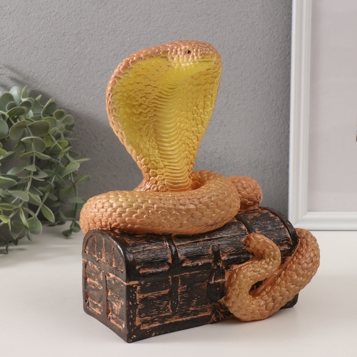 Фигурка "КОБРА НА СУНДУКЕ"  20  х 17  х 12 см.