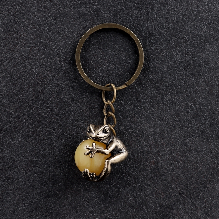 Сувенир-брелок "Лягушка с шаром", латунь, янтарь