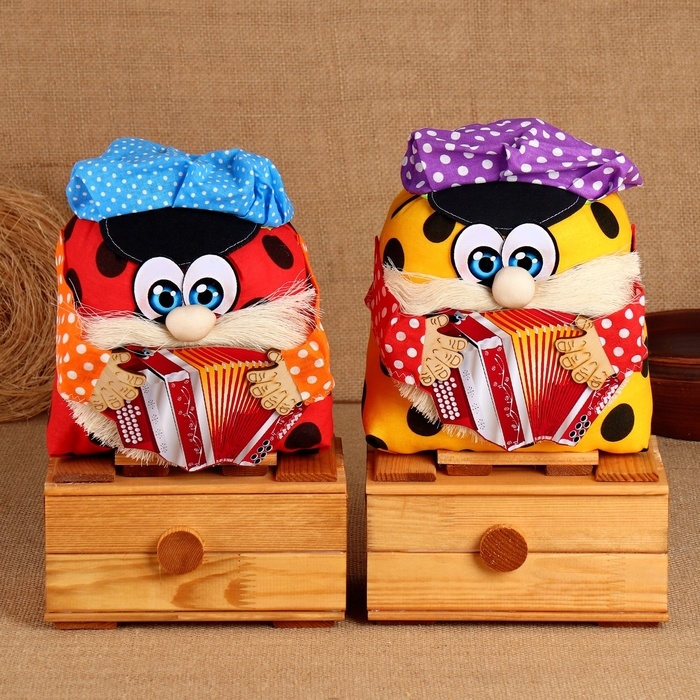 Оберег Оберег "Домовой Санёк", на сундуке, 29 х 20 см