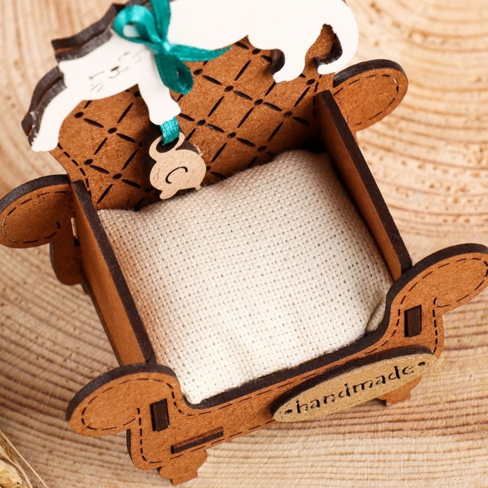 Игольница сувенир Игольница сувенир "Кот в кресле", МДФ, Дуб, 8,5х5х8,5 см