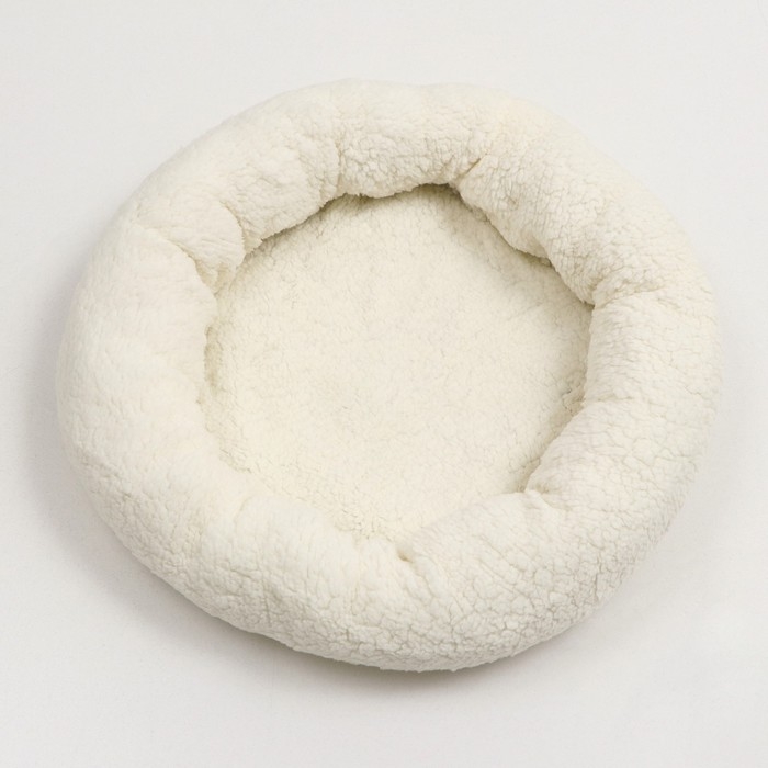 Лежанка для собак и кошек  Лежанка для собак и кошек "Уют", мягкий мех, 50 х 42 х 11 см, молочная